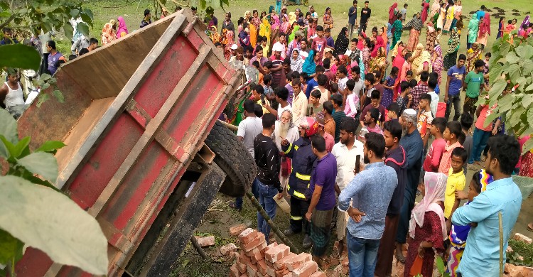নাগরপুরে ট্রলি অটো রিক্সা সংঘর্ষ অটো চাল